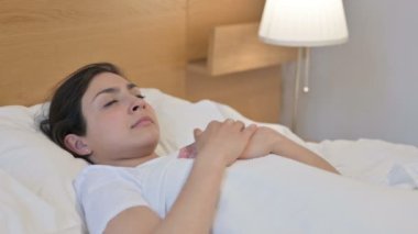 Yatakta Uyurken Öksüren Genç Hintli Kadın