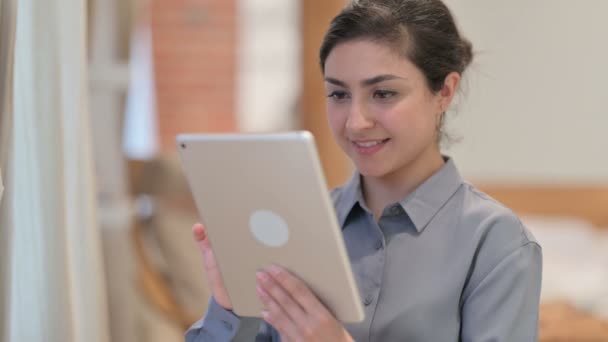 Portrét mladé indické ženy slavící na tabletě — Stock video