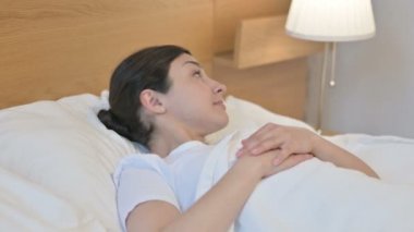 Rahat genç Hintli Kadın Yatakta Huzur İçinde Uyuyor 