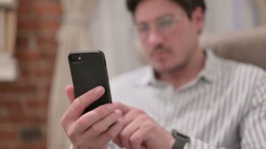 Smartphone kullanan Orta Çağ Adamı Portresi