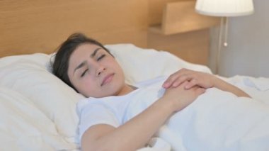 Genç Hintli Kadın Yatakta Kabustan Uyanıyor