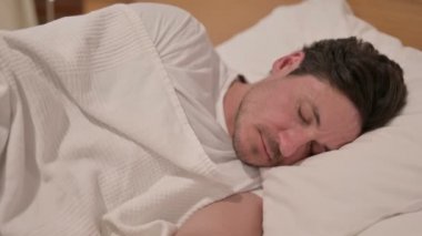 Orta yaşlı adam yatakta kabustan uyandı.