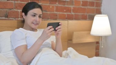 Genç Hintli Kadın Yatakta Akıllı Telefonla Video Oyunu Oynuyor