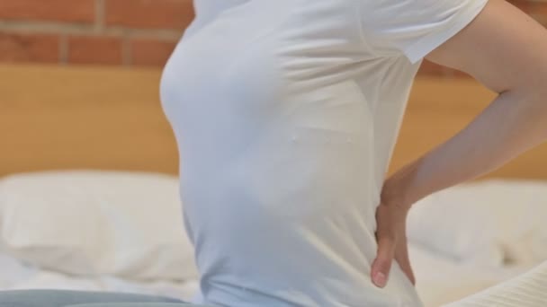 Närbild av ung indisk kvinna som har ryggvärk i sängen — Stockvideo