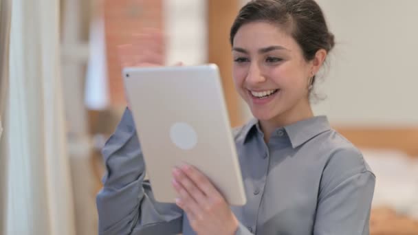 Retrato de una joven india haciendo videollamada en Tablet — Vídeos de Stock