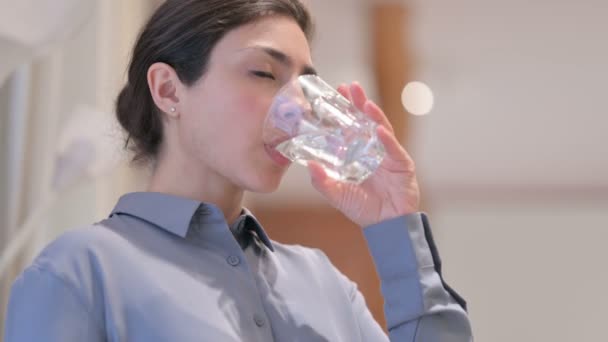 Portret młodej Indianki cierpiącej na ból zęba podczas picia wody — Wideo stockowe