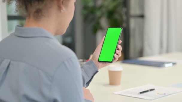 Vista trasera de la mujer africana usando Smartphone con pantalla de croma verde — Vídeo de stock