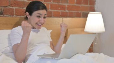 Genç Hintli Kadın Dizüstü bilgisayarında Başarı Kutlaması