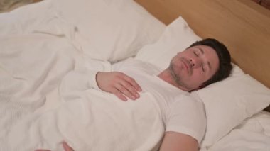 Orta Yaşlı Adam Yatakta Huzur İçinde Uyuyor