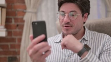 Ortaçağ 'da Akıllı Telefondan Video Çağrısı Yapan Adam Portresi 