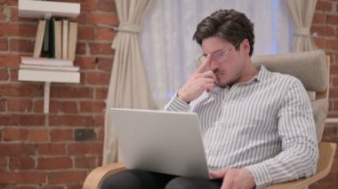 Bilgisayarlı Orta Yaşlı Adam Koltukta Düşünüyor 