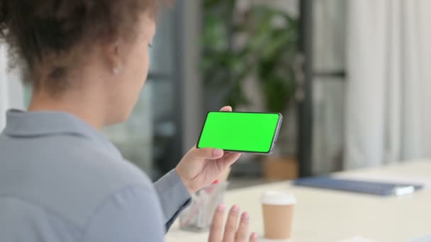 Visão traseira da mulher africana olhando para o smartphone com tela chave Chroma verde — Vídeo de Stock