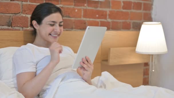 Joven india haciendo videollamada en la cama — Vídeos de Stock