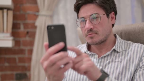 Portré középkorú férfi segítségével Smartphone — Stock videók