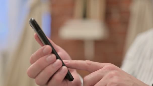 Porträt eines Mannes mittleren Alters mit Smartphone — Stockvideo