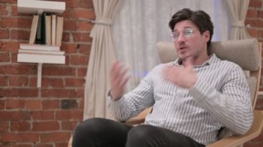 Orta Yaşlı Adam Evde Konuşma Yapıyor 