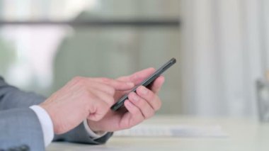 Akıllı Telefon 'da Yazan İşadamının Kapanışı