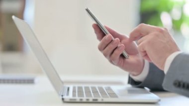 Smartphone kullanarak İşadamının Kapanışı, Yan Görünüm