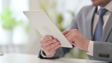 Dijital Tablet kullanarak İşadamının Kapanışı