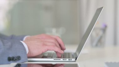 Dizüstü bilgisayarda çalışan İşadamının kapanışı