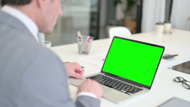 Biznesmen przy użyciu laptopa z Green Chroma Key Screen — Wideo stockowe