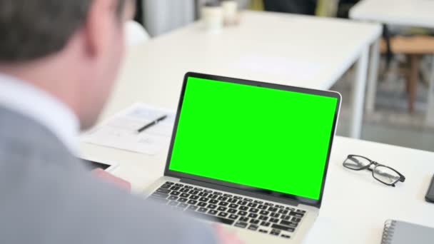 Empresário usando laptop com tela chave Chroma verde — Vídeo de Stock