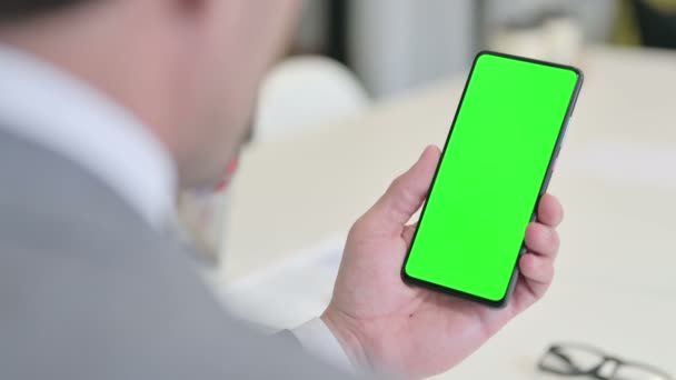Geschäftsmann mit Smartphone mit grünem Chroma-Bildschirm — Stockvideo