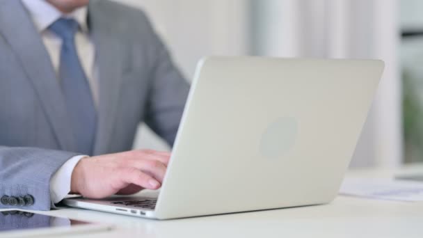 Primer plano del hombre de negocios escribiendo en el ordenador portátil — Vídeos de Stock
