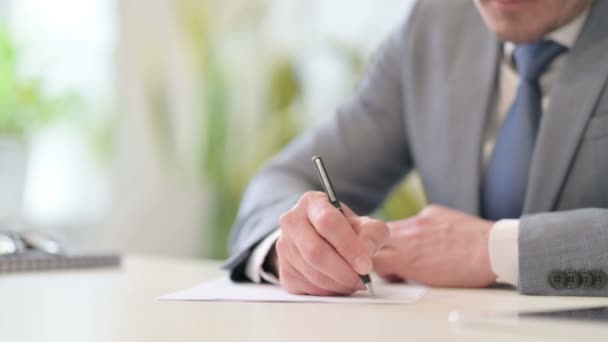 Κοντινό πλάνο του Businessman Γράφοντας σε χαρτί με πένα — Αρχείο Βίντεο