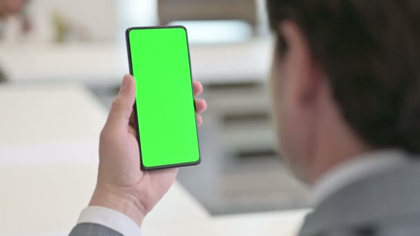 Empresario usando Smartphone con pantalla de croma verde — Vídeo de stock