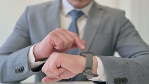 Κοντινό πλάνο του επιχειρηματία χρησιμοποιώντας Smart Watch, Internet — Αρχείο Βίντεο