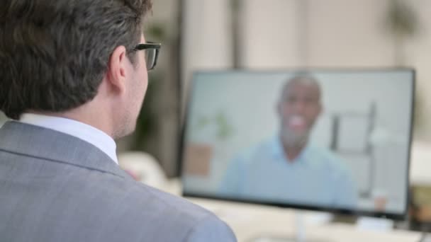 Üzletember Beszélgetés videohívásról az Asztalon — Stock videók