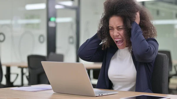 Ung afrikansk affärskvinna med bärbar dator skriker, skriker — Stockfoto