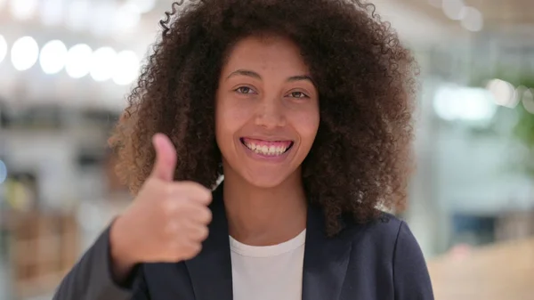 Positive junge afrikanische Unternehmerin drückt Daumen hoch — Stockfoto