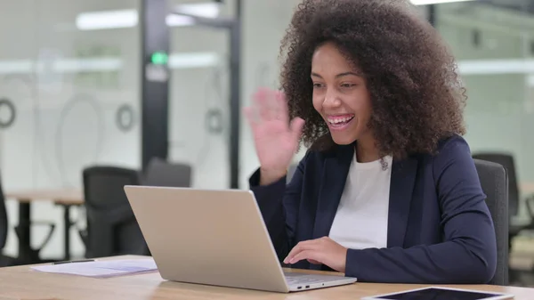 Fiatal Afrikai Üzletasszony csinál Video Chat a Laptop — Stock Fotó