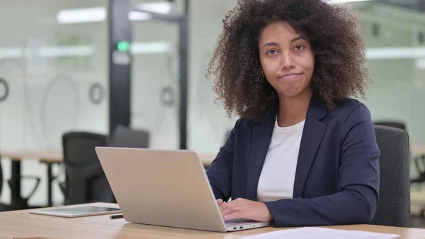 Серйозна африканська бізнес-леді з ноутбуком трясе головою у відмові, Ні — стокове фото