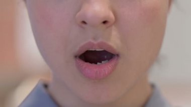 Genç Hintli Kadın 'ın Şok Yüzü' nün Kapanışı 