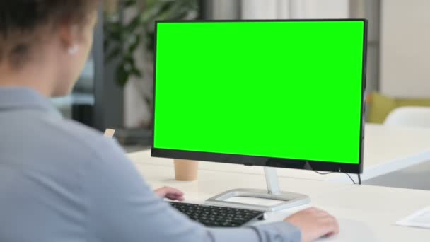 Visão traseira da mulher africana usando desktop com tela chave Chroma verde — Vídeo de Stock