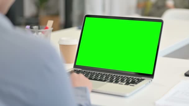 Achteraanzicht van Afrikaanse vrouw met behulp van laptop met groene Chroma Key Screen — Stockvideo