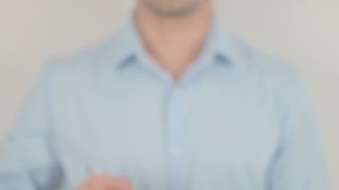 Müşteriler, Saydam Ekranda Yazan Adam