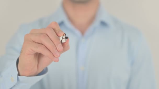 Atteindre des résultats, l'homme écrit sur un écran transparent — Video