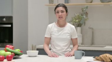 Mutfaktayken Kafasını Sallayan Hintli Kadın İşaret Yok