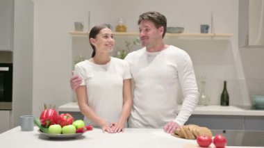 Karışık Irk Çifti Mutfaktaki Kameraya Gülümsüyor 