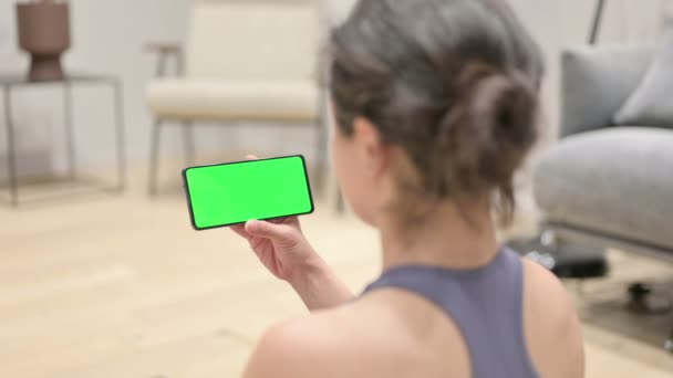 Donna indiana utilizzando Smartphone con schermo cromato su Yoga Mat — Video Stock