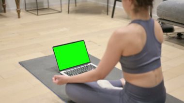 Yoga Mat 'te Krom Ekranlı Laptop kullanan Hintli Kadın