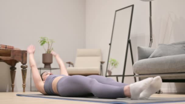 Indische Frau macht Yoga auf Yogamatte zu Hause — Stockvideo