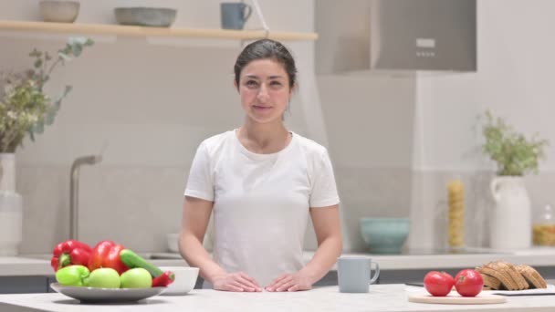 Indiano donna mostrando pollici fino mentre in piedi in cucina — Video Stock