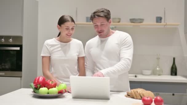 Смешанные гонки пара работает на ноутбуке на кухне — стоковое видео