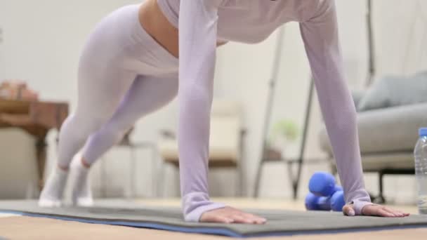 Nahaufnahme einer Latino-Frau beim Liegestützen auf einer Yogamatte zu Hause — Stockvideo