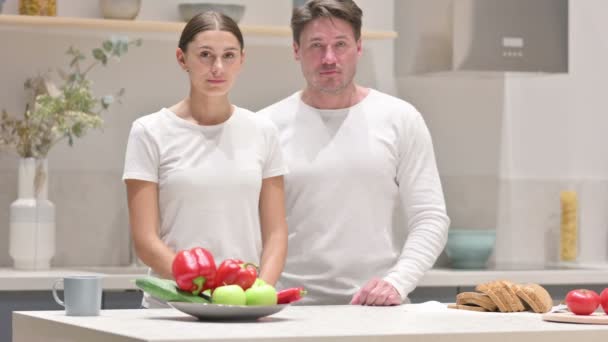 Casal Misto Não Mostrando Sinal na Cozinha, Cabeça agitada — Vídeo de Stock